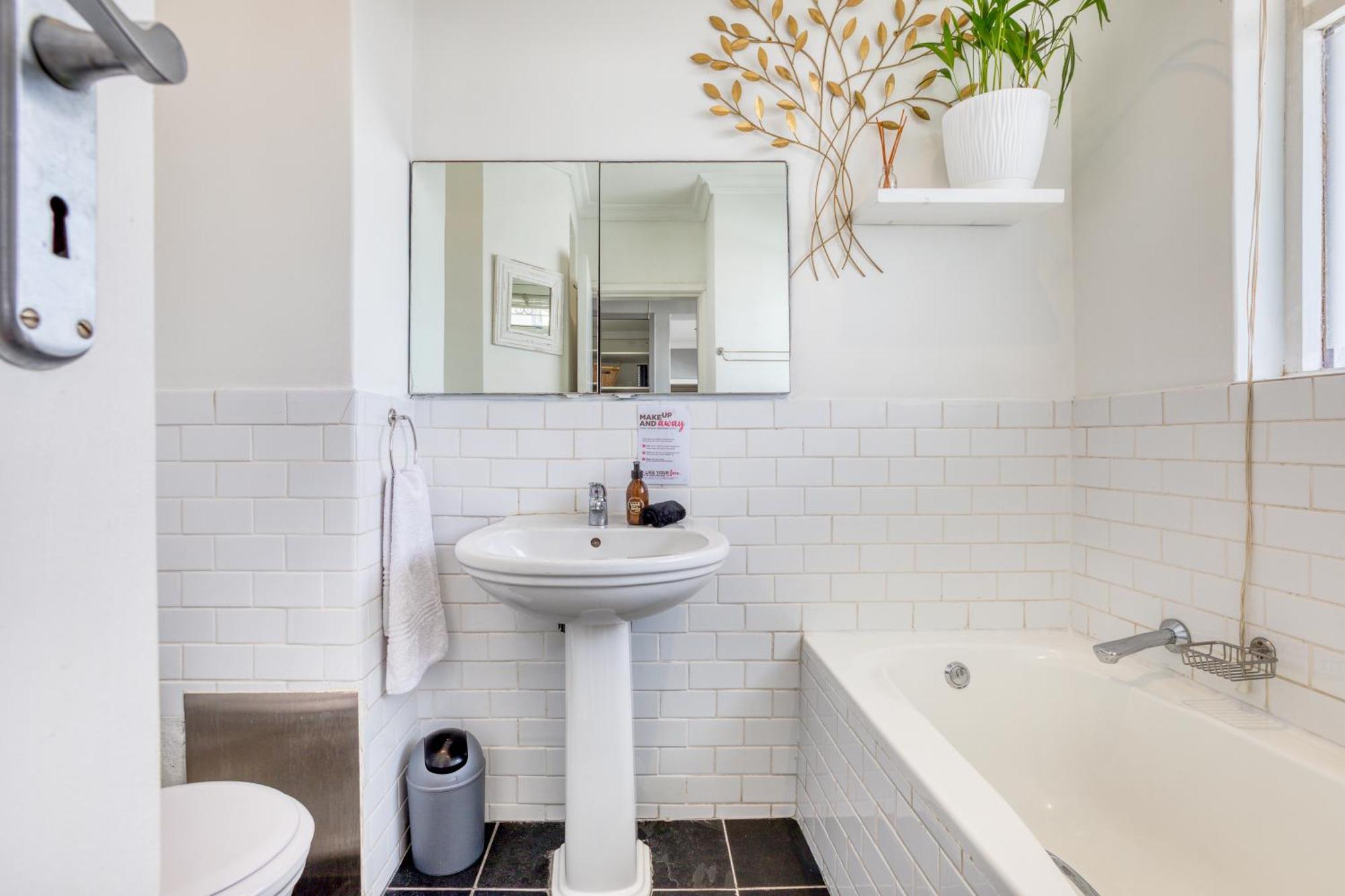 Backup-powered Bantry Bay View 2 Bed * Cape Town