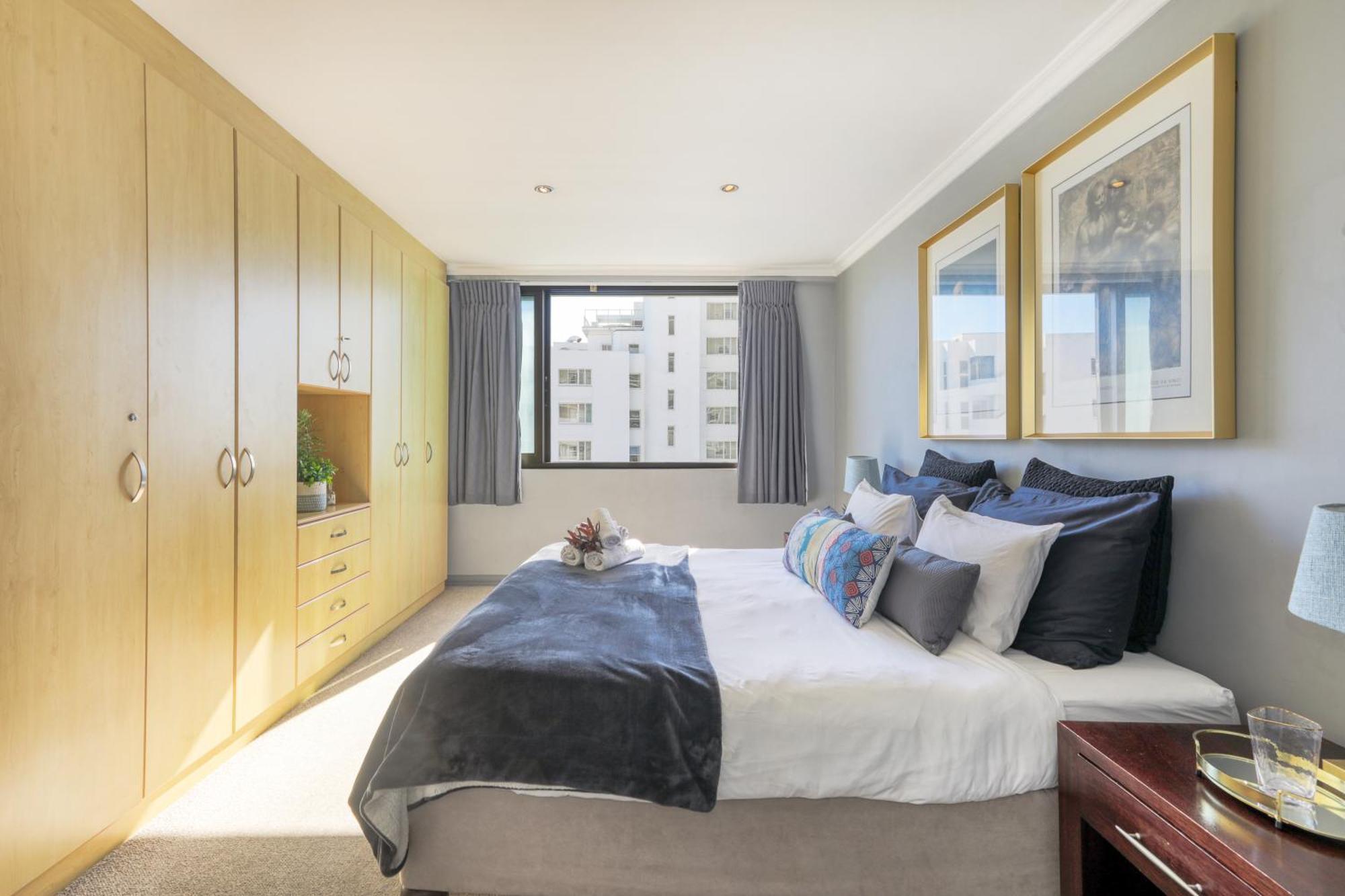 Backup-powered Bantry Bay View 2 Bed Apartment *