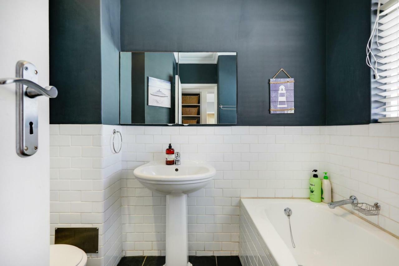 Backup-powered Bantry Bay View 2 Bed * Cape Town